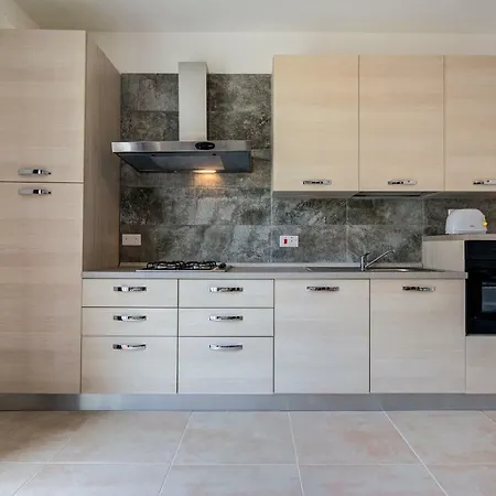 Central One Bedroom Apartment *